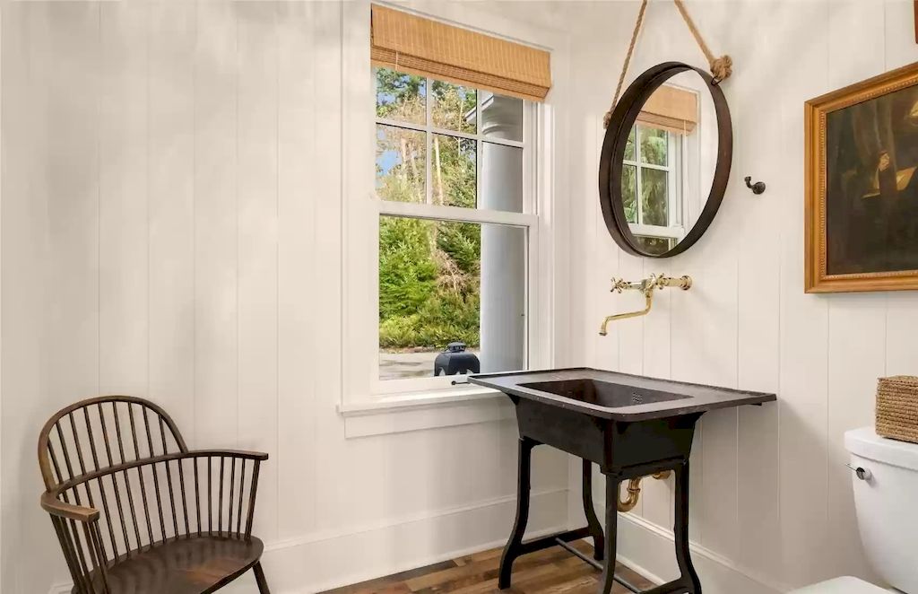 The Estate in Washington is a luxurious home featuring great rooms and top-of-the-line appliances now available for sale. This home located at 8143 Headlands Way, Clinton, Washington; offering 03 bedrooms and 04 bathrooms with 3,893 square feet of living spaces.