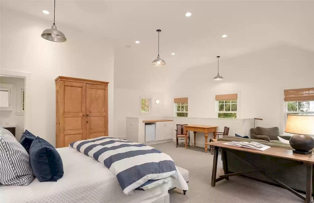 The Estate in Washington is a luxurious home featuring great rooms and top-of-the-line appliances now available for sale. This home located at 8143 Headlands Way, Clinton, Washington; offering 03 bedrooms and 04 bathrooms with 3,893 square feet of living spaces.