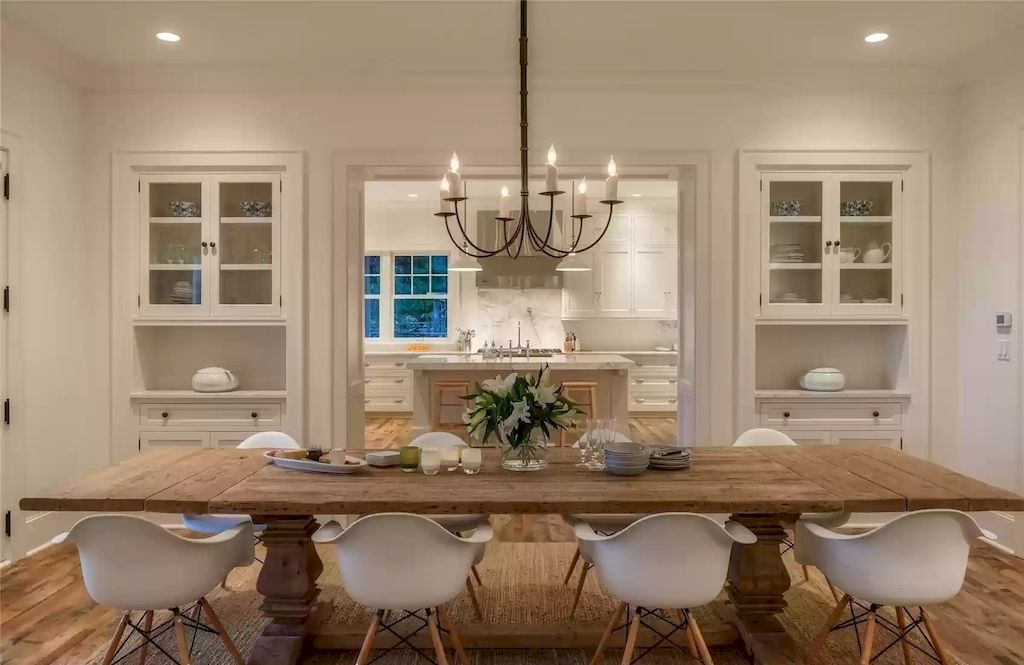 The Estate in Washington is a luxurious home featuring great rooms and top-of-the-line appliances now available for sale. This home located at 8143 Headlands Way, Clinton, Washington; offering 03 bedrooms and 04 bathrooms with 3,893 square feet of living spaces.