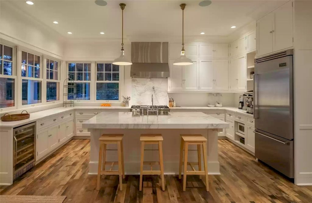 The Estate in Washington is a luxurious home featuring great rooms and top-of-the-line appliances now available for sale. This home located at 8143 Headlands Way, Clinton, Washington; offering 03 bedrooms and 04 bathrooms with 3,893 square feet of living spaces.