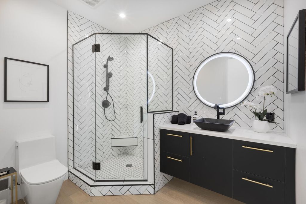 The Home in Encino is a brilliantly designed contemporary residence offers warm, indoor outdoor living with luxurious finishes now available for sale. This home located at 16706 Magnolia, Encino, California