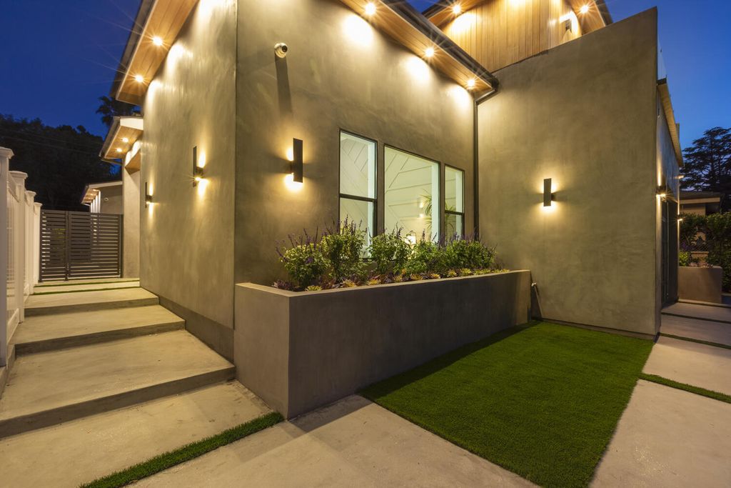 The Home in Encino is a brilliantly designed contemporary residence offers warm, indoor outdoor living with luxurious finishes now available for sale. This home located at 16706 Magnolia, Encino, California
