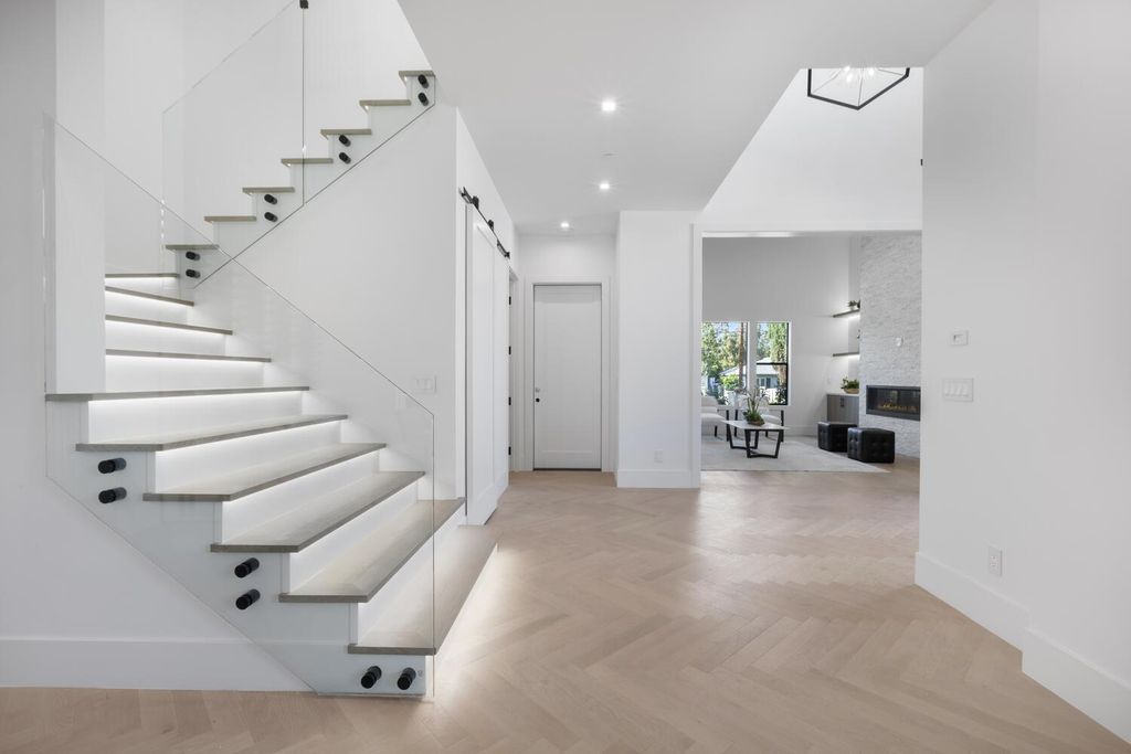The Home in Encino is a brilliantly designed contemporary residence offers warm, indoor outdoor living with luxurious finishes now available for sale. This home located at 16706 Magnolia, Encino, California