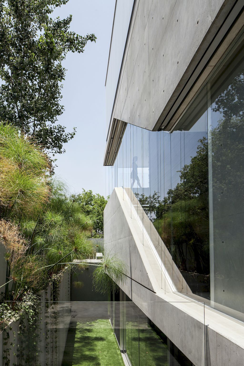 Concrete Cut house a Home of Concrete and Glass by Pitsou Kedem 5