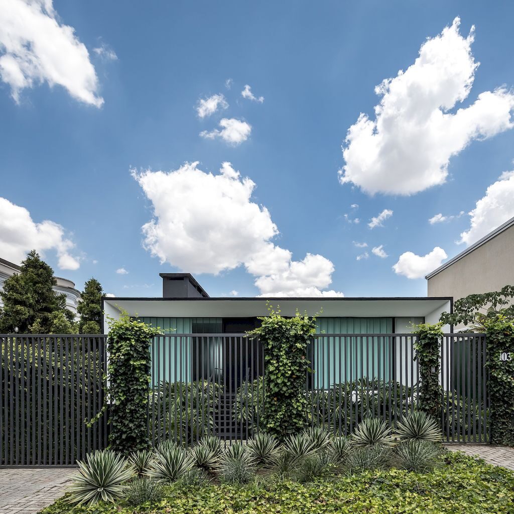 EL House in Brazil by Estudio Centro Arquitetura e Urbanismo