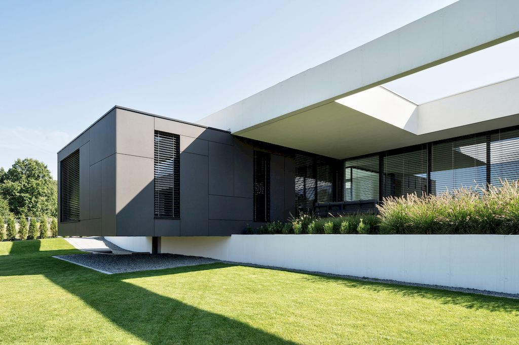 House on One Level with Impressive Exterior by RS Robert Skitek 38
