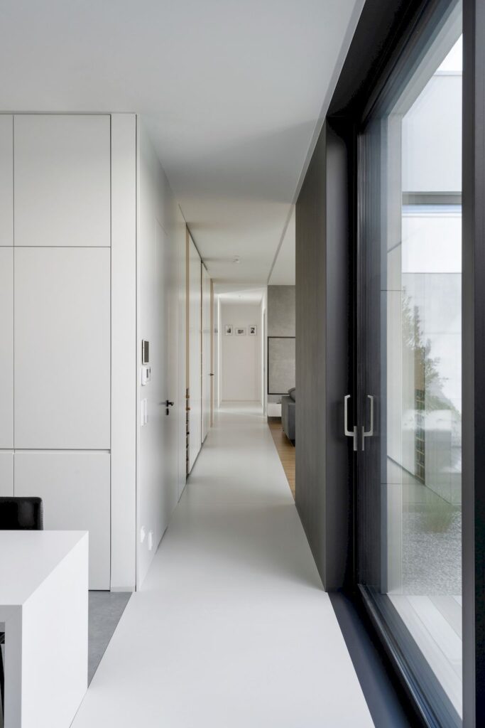 House on One Level with Impressive Exterior by RS + Robert Skitek