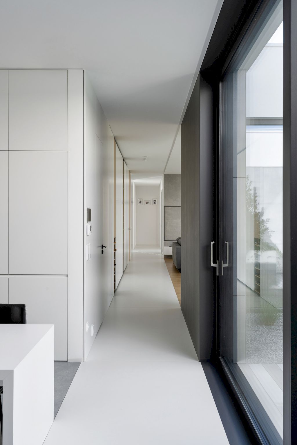 House on One Level with Impressive Exterior by RS + Robert Skitek