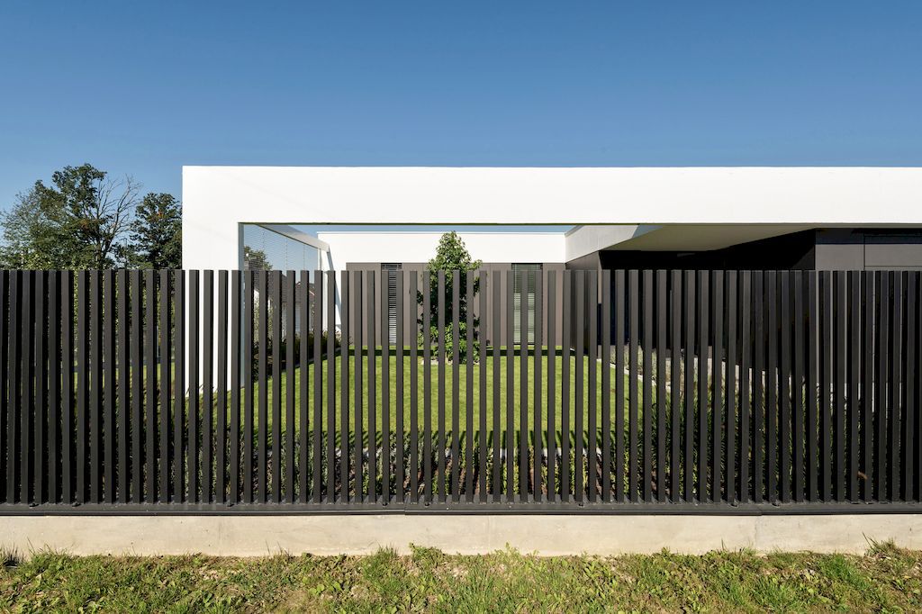 House on One Level with Impressive Exterior by RS Robert Skitek 40