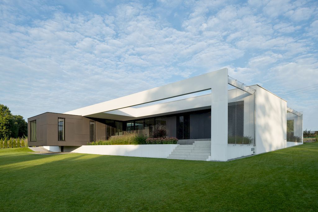 House on One Level with Impressive Exterior by RS + Robert Skitek