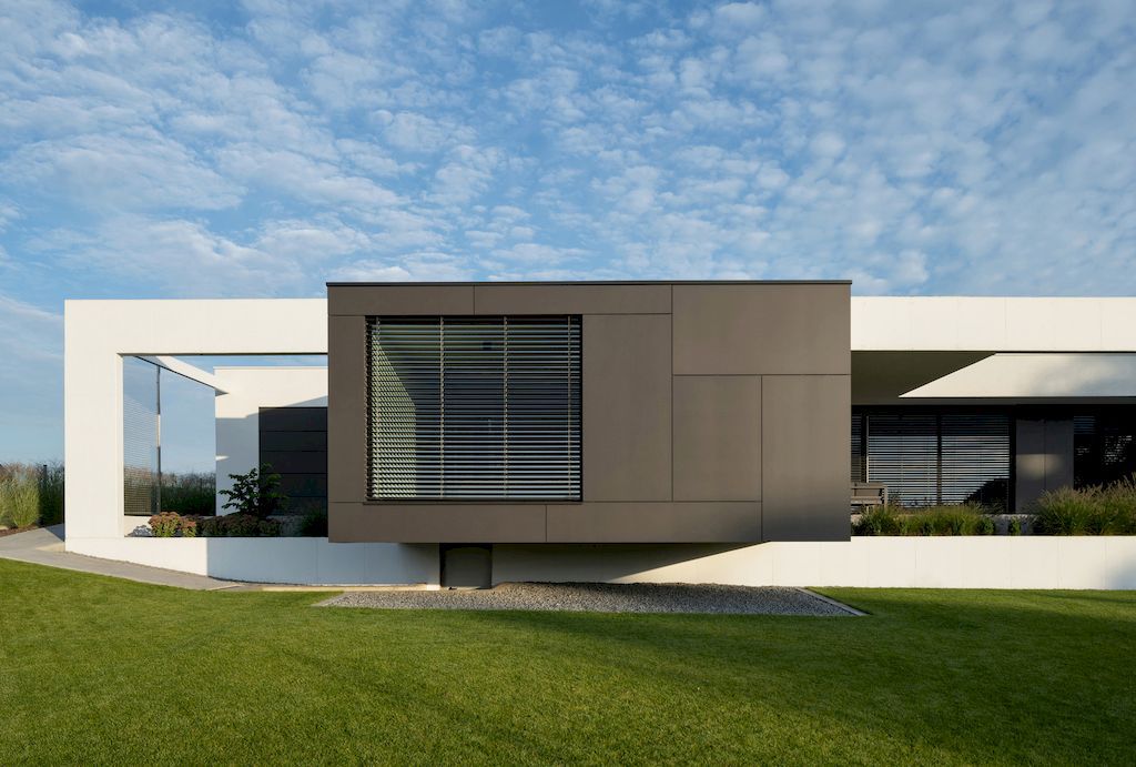 House on One Level with Impressive Exterior by RS Robert Skitek 42