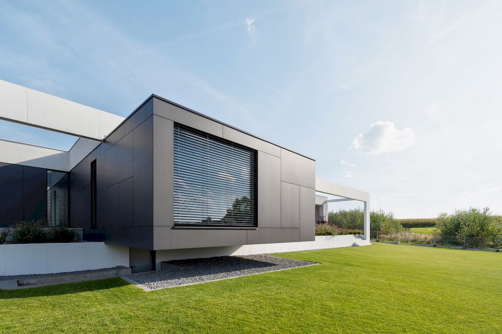 House on One Level with Impressive Exterior by RS + Robert Skitek