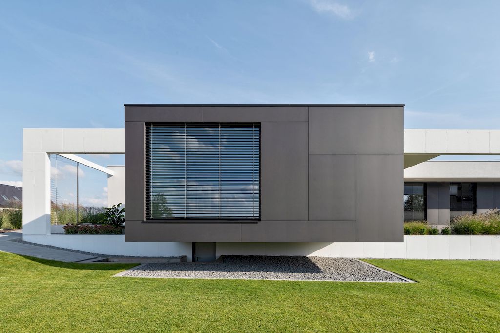 House on One Level with Impressive Exterior by RS Robert Skitek 44