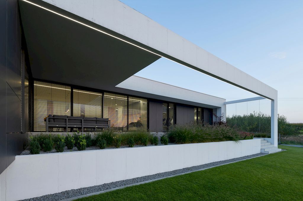 House on One Level with Impressive Exterior by RS Robert Skitek 46