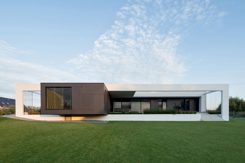 House on One Level with Impressive Exterior by RS + Robert Skitek