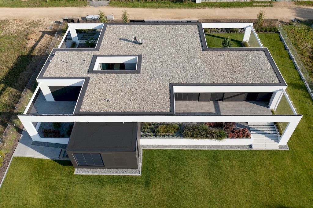 House on One Level with Impressive Exterior by RS Robert Skitek 50