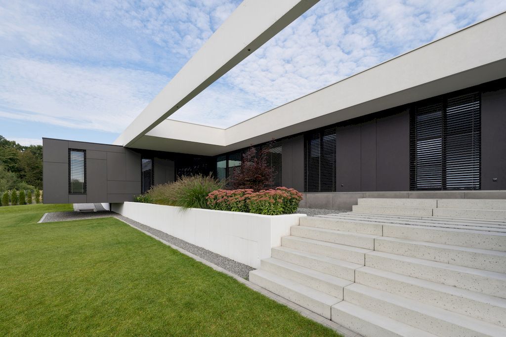 House on One Level with Impressive Exterior by RS + Robert Skitek