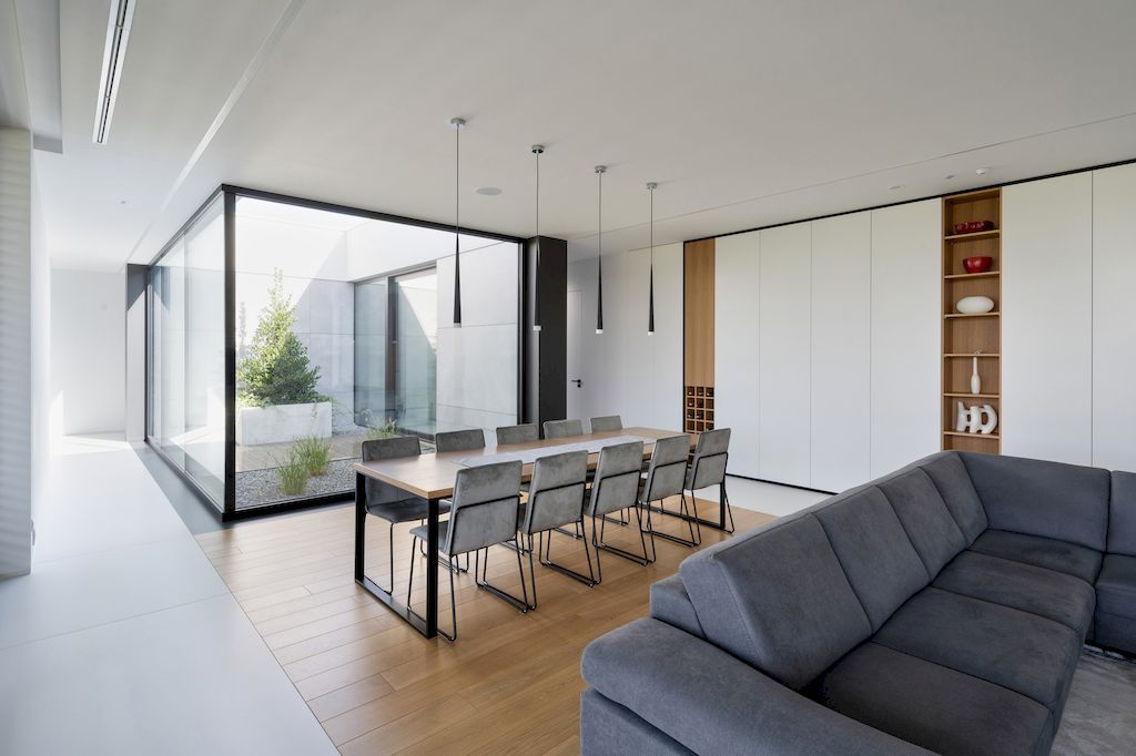 House on One Level with Impressive Exterior by RS + Robert Skitek