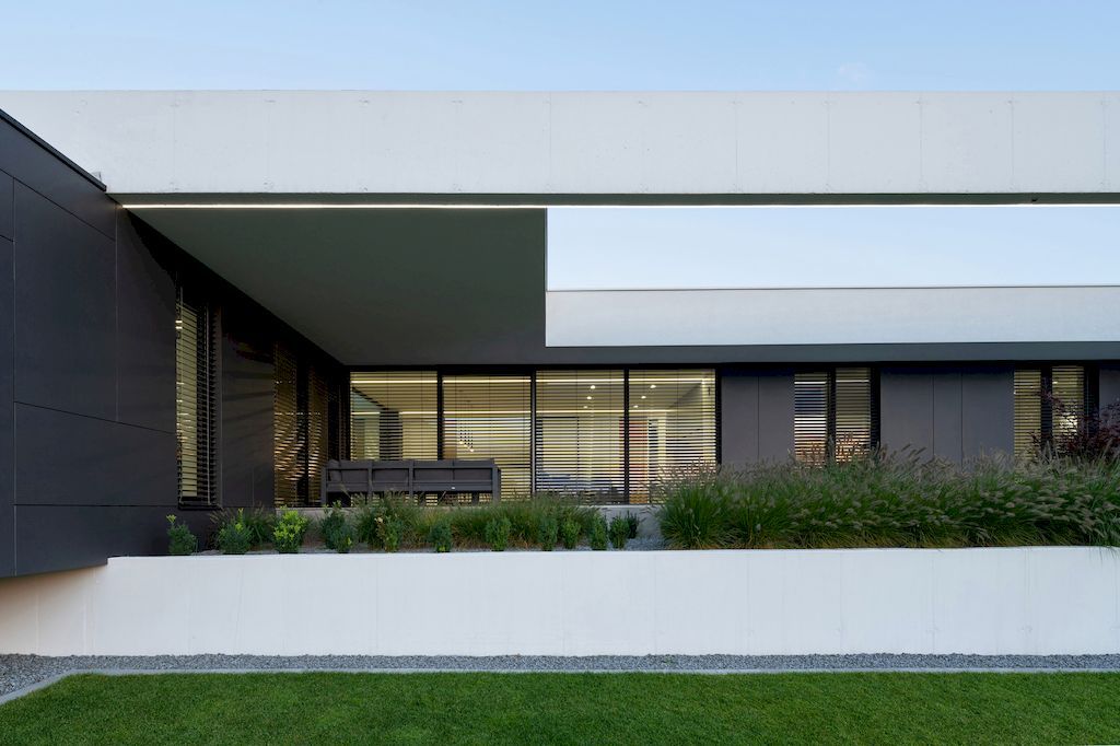 House on One Level with Impressive Exterior by RS Robert Skitek 55