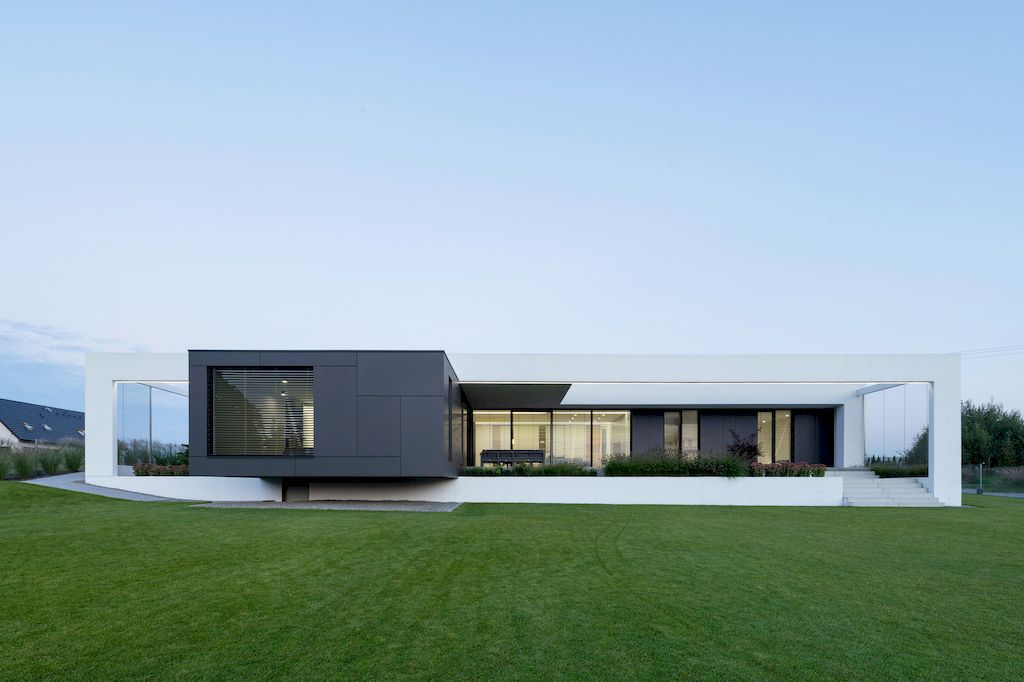 House on One Level with Impressive Exterior by RS + Robert Skitek