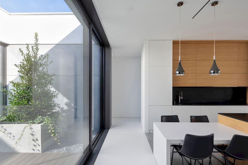 House on One Level with Impressive Exterior by RS + Robert Skitek