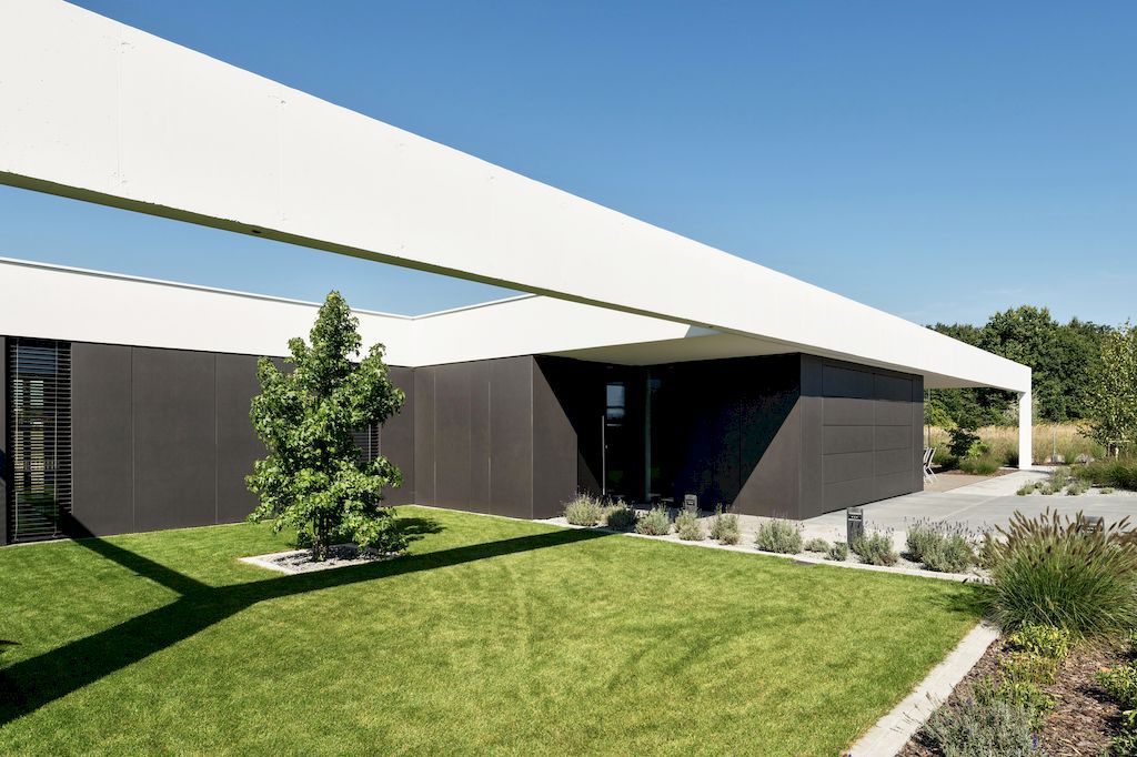 House on One Level with Impressive Exterior by RS + Robert Skitek