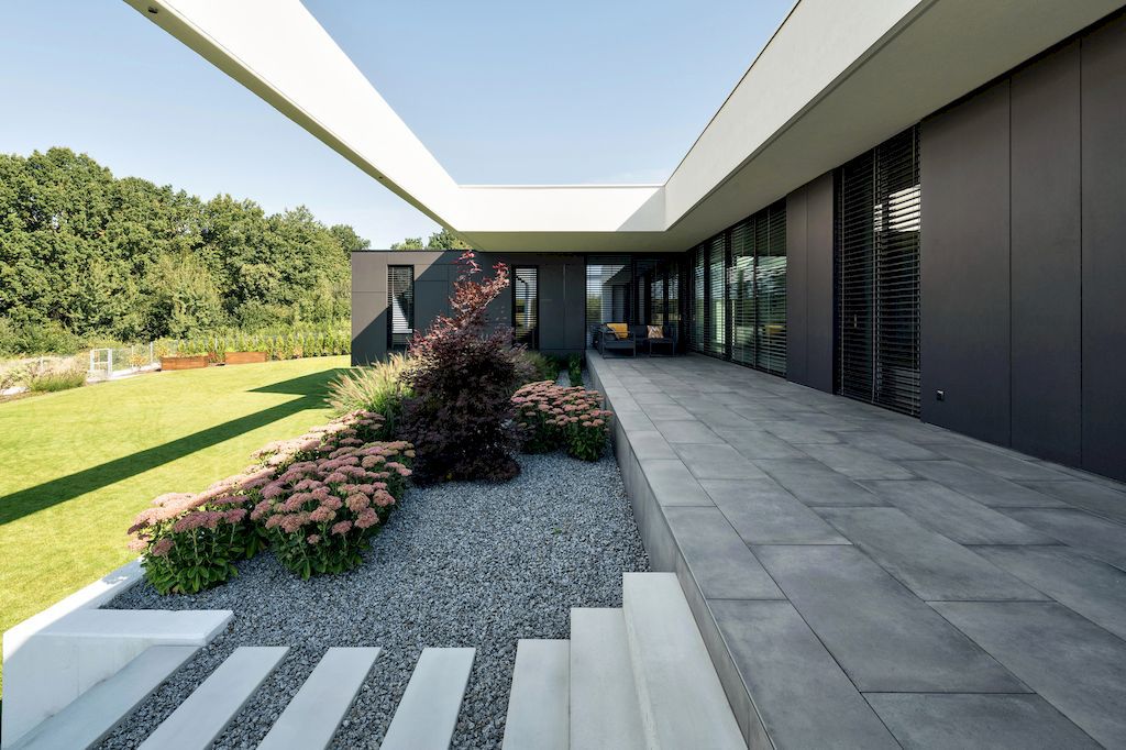 House on One Level with Impressive Exterior by RS Robert Skitek 61