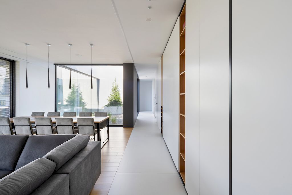 House on One Level with Impressive Exterior by RS + Robert Skitek