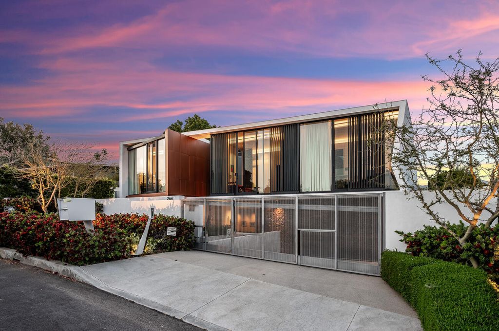 The Home in Pacific Palisades is a masterpiece crafted by renowned architect Stephen Kanner takes full advantage of the breathtaking panoramas now available for sale. This home located at 266 Quadro Vecchio Dr, Pacific Palisades, California