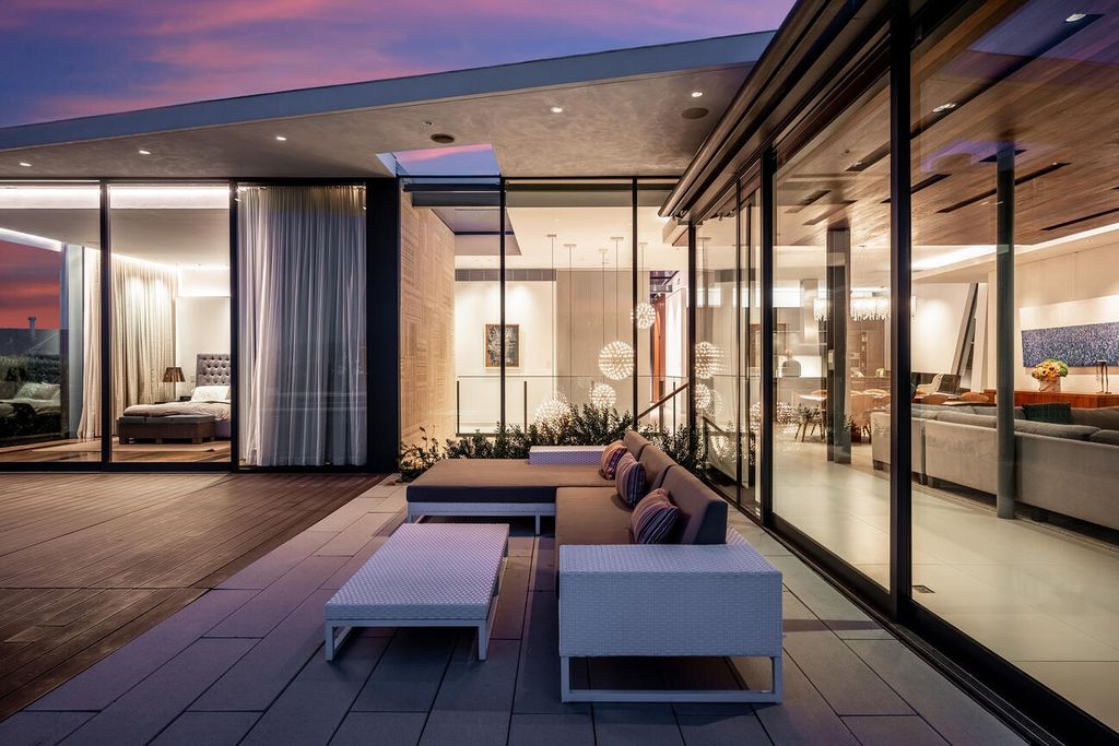 The Home in Pacific Palisades is a masterpiece crafted by renowned architect Stephen Kanner takes full advantage of the breathtaking panoramas now available for sale. This home located at 266 Quadro Vecchio Dr, Pacific Palisades, California