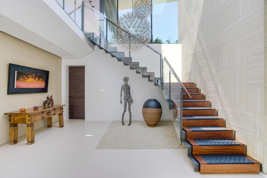 The Home in Pacific Palisades is a masterpiece crafted by renowned architect Stephen Kanner takes full advantage of the breathtaking panoramas now available for sale. This home located at 266 Quadro Vecchio Dr, Pacific Palisades, California