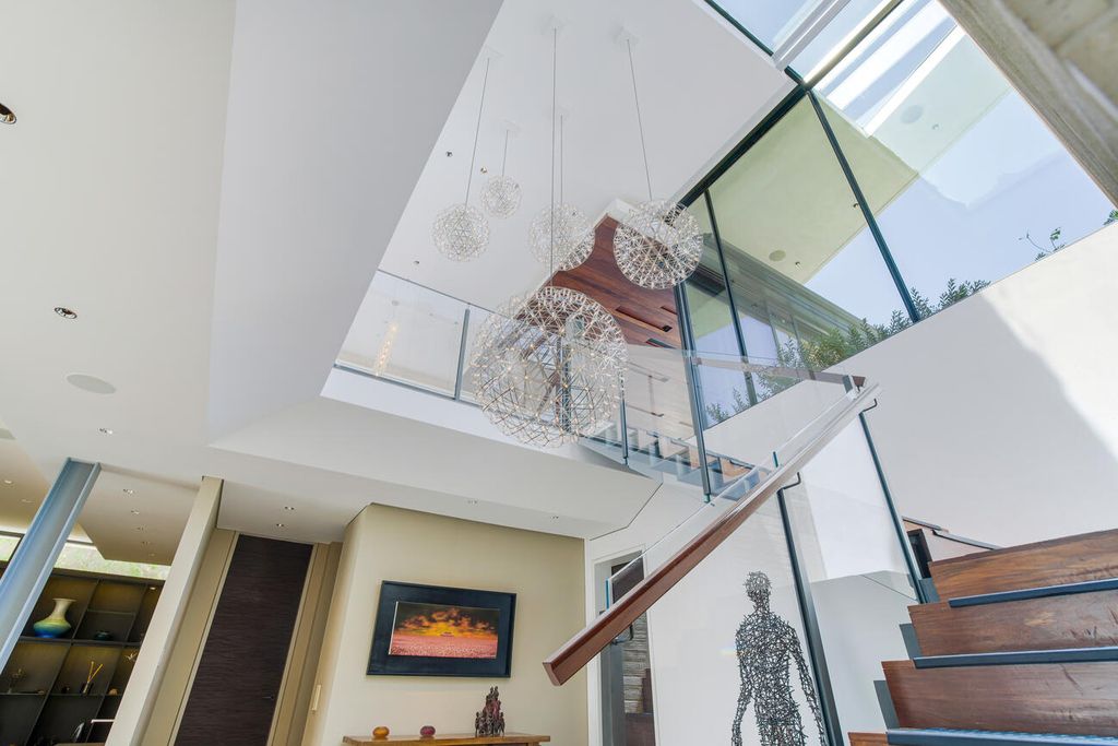 The Home in Pacific Palisades is a masterpiece crafted by renowned architect Stephen Kanner takes full advantage of the breathtaking panoramas now available for sale. This home located at 266 Quadro Vecchio Dr, Pacific Palisades, California