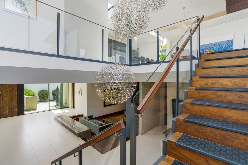 The Home in Pacific Palisades is a masterpiece crafted by renowned architect Stephen Kanner takes full advantage of the breathtaking panoramas now available for sale. This home located at 266 Quadro Vecchio Dr, Pacific Palisades, California