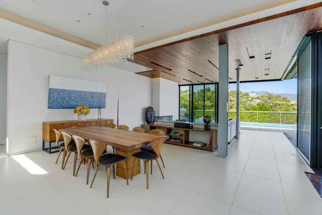 The Home in Pacific Palisades is a masterpiece crafted by renowned architect Stephen Kanner takes full advantage of the breathtaking panoramas now available for sale. This home located at 266 Quadro Vecchio Dr, Pacific Palisades, California