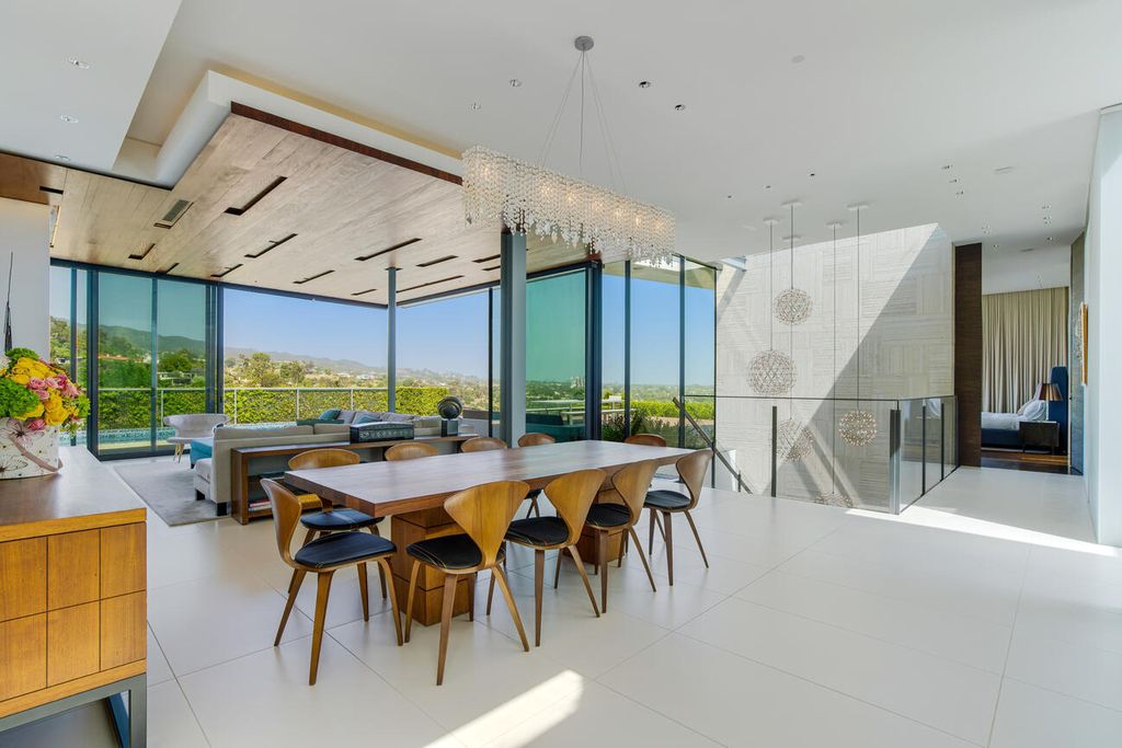 The Home in Pacific Palisades is a masterpiece crafted by renowned architect Stephen Kanner takes full advantage of the breathtaking panoramas now available for sale. This home located at 266 Quadro Vecchio Dr, Pacific Palisades, California