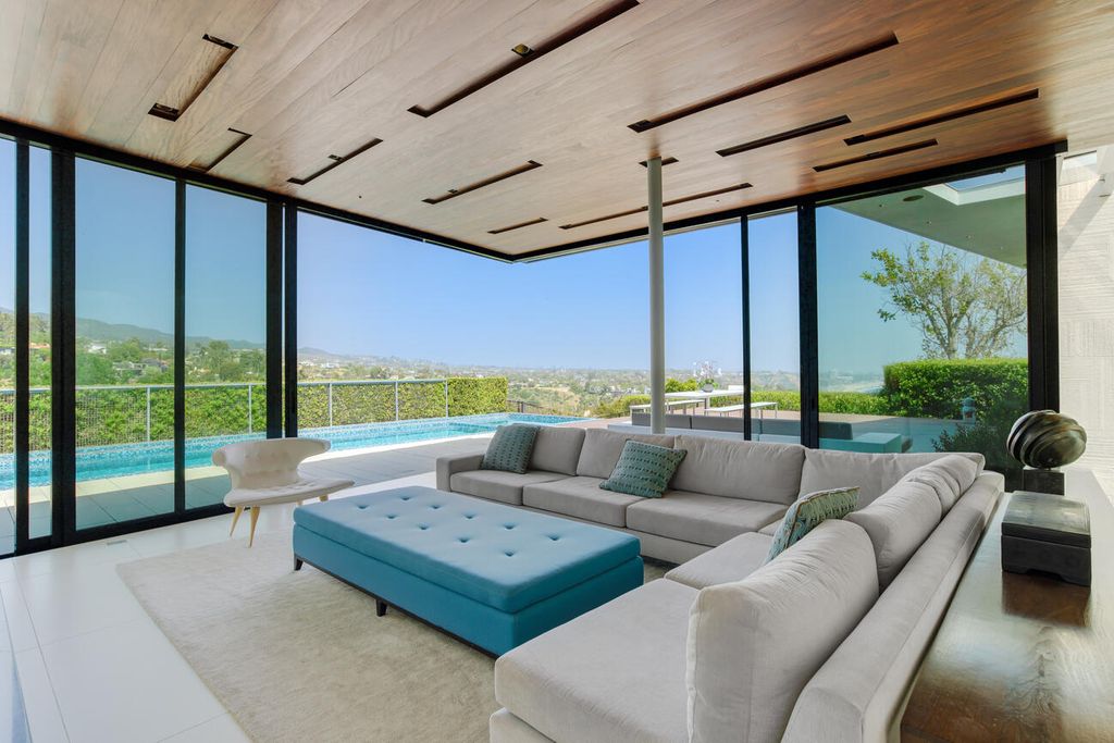 The Home in Pacific Palisades is a masterpiece crafted by renowned architect Stephen Kanner takes full advantage of the breathtaking panoramas now available for sale. This home located at 266 Quadro Vecchio Dr, Pacific Palisades, California
