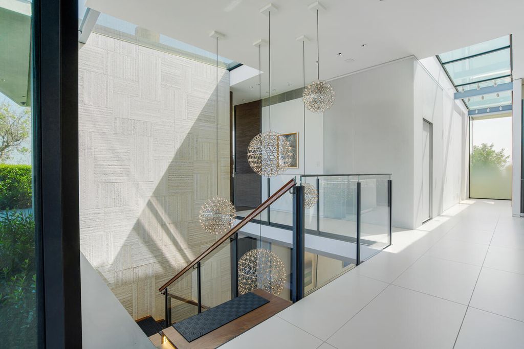 The Home in Pacific Palisades is a masterpiece crafted by renowned architect Stephen Kanner takes full advantage of the breathtaking panoramas now available for sale. This home located at 266 Quadro Vecchio Dr, Pacific Palisades, California