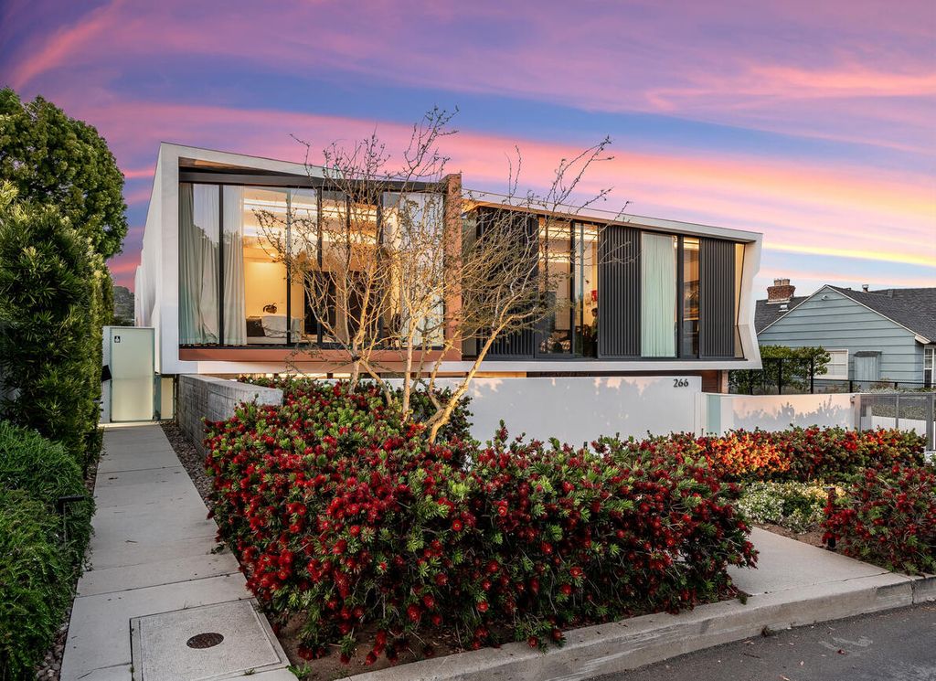 The Home in Pacific Palisades is a masterpiece crafted by renowned architect Stephen Kanner takes full advantage of the breathtaking panoramas now available for sale. This home located at 266 Quadro Vecchio Dr, Pacific Palisades, California