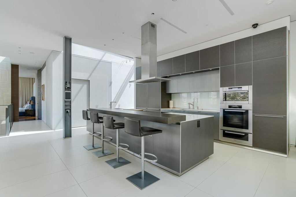 The Home in Pacific Palisades is a masterpiece crafted by renowned architect Stephen Kanner takes full advantage of the breathtaking panoramas now available for sale. This home located at 266 Quadro Vecchio Dr, Pacific Palisades, California
