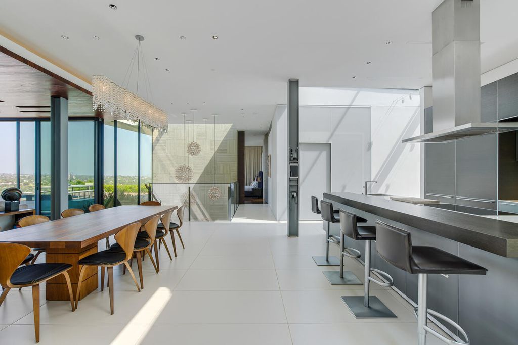 The Home in Pacific Palisades is a masterpiece crafted by renowned architect Stephen Kanner takes full advantage of the breathtaking panoramas now available for sale. This home located at 266 Quadro Vecchio Dr, Pacific Palisades, California