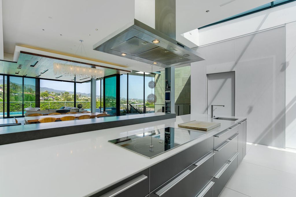 The Home in Pacific Palisades is a masterpiece crafted by renowned architect Stephen Kanner takes full advantage of the breathtaking panoramas now available for sale. This home located at 266 Quadro Vecchio Dr, Pacific Palisades, California