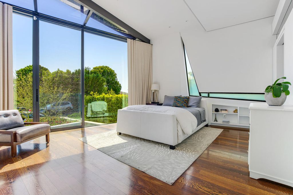 The Home in Pacific Palisades is a masterpiece crafted by renowned architect Stephen Kanner takes full advantage of the breathtaking panoramas now available for sale. This home located at 266 Quadro Vecchio Dr, Pacific Palisades, California