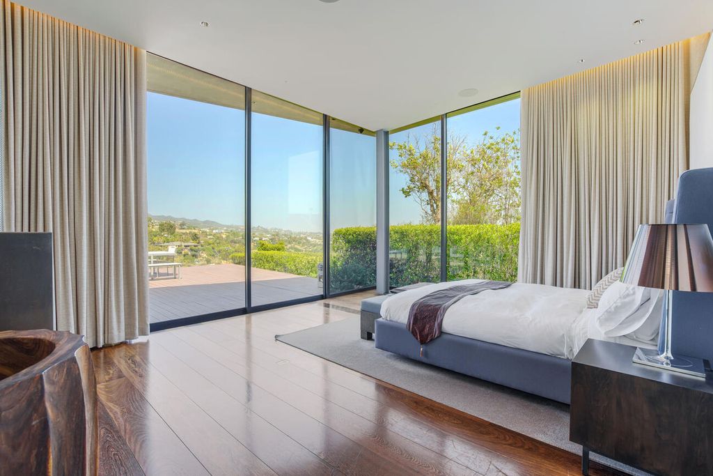 The Home in Pacific Palisades is a masterpiece crafted by renowned architect Stephen Kanner takes full advantage of the breathtaking panoramas now available for sale. This home located at 266 Quadro Vecchio Dr, Pacific Palisades, California