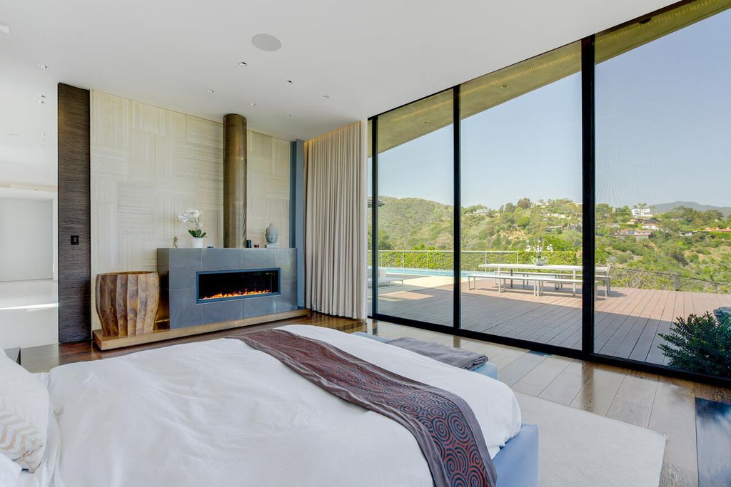 The Home in Pacific Palisades is a masterpiece crafted by renowned architect Stephen Kanner takes full advantage of the breathtaking panoramas now available for sale. This home located at 266 Quadro Vecchio Dr, Pacific Palisades, California