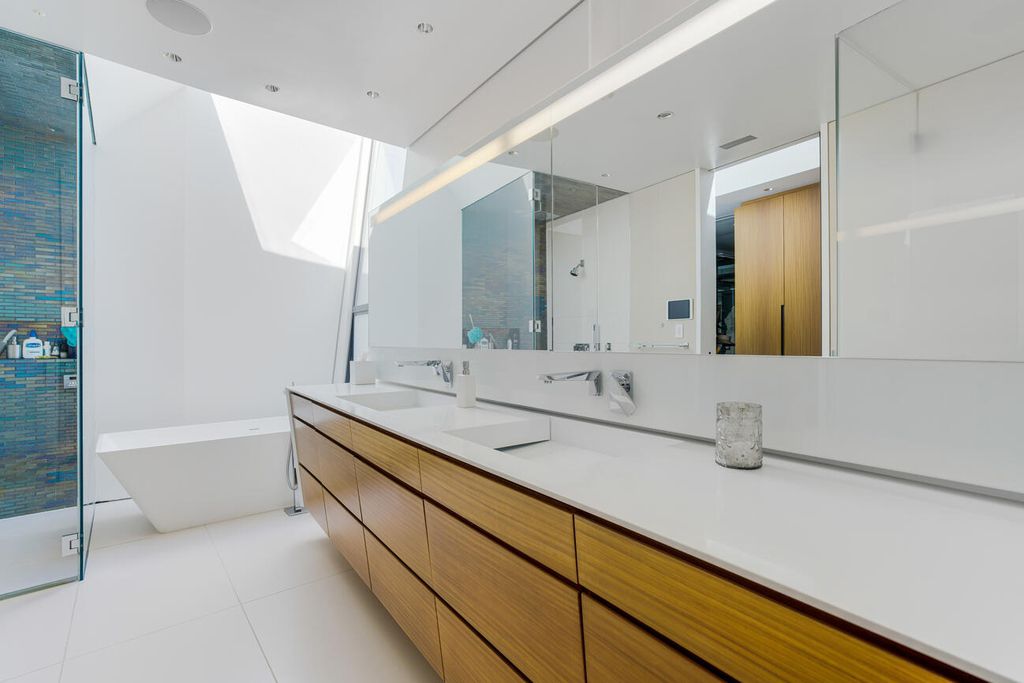 The Home in Pacific Palisades is a masterpiece crafted by renowned architect Stephen Kanner takes full advantage of the breathtaking panoramas now available for sale. This home located at 266 Quadro Vecchio Dr, Pacific Palisades, California