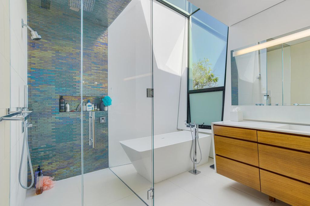 The Home in Pacific Palisades is a masterpiece crafted by renowned architect Stephen Kanner takes full advantage of the breathtaking panoramas now available for sale. This home located at 266 Quadro Vecchio Dr, Pacific Palisades, California
