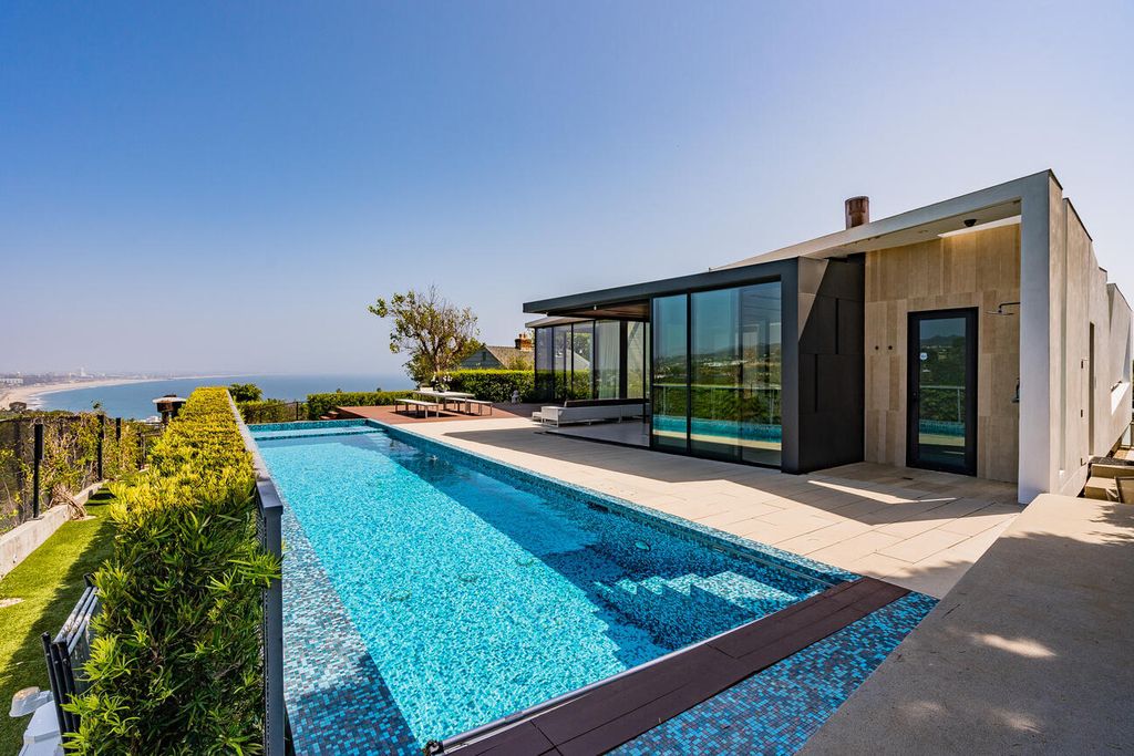 The Home in Pacific Palisades is a masterpiece crafted by renowned architect Stephen Kanner takes full advantage of the breathtaking panoramas now available for sale. This home located at 266 Quadro Vecchio Dr, Pacific Palisades, California