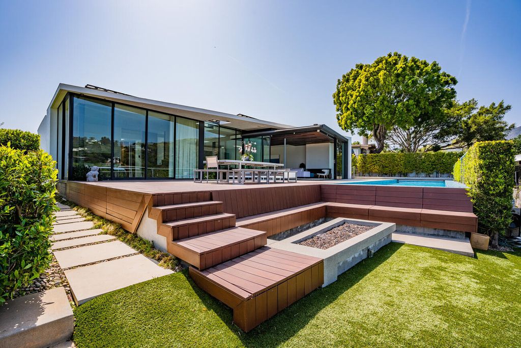 The Home in Pacific Palisades is a masterpiece crafted by renowned architect Stephen Kanner takes full advantage of the breathtaking panoramas now available for sale. This home located at 266 Quadro Vecchio Dr, Pacific Palisades, California