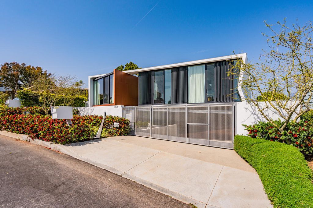 The Home in Pacific Palisades is a masterpiece crafted by renowned architect Stephen Kanner takes full advantage of the breathtaking panoramas now available for sale. This home located at 266 Quadro Vecchio Dr, Pacific Palisades, California