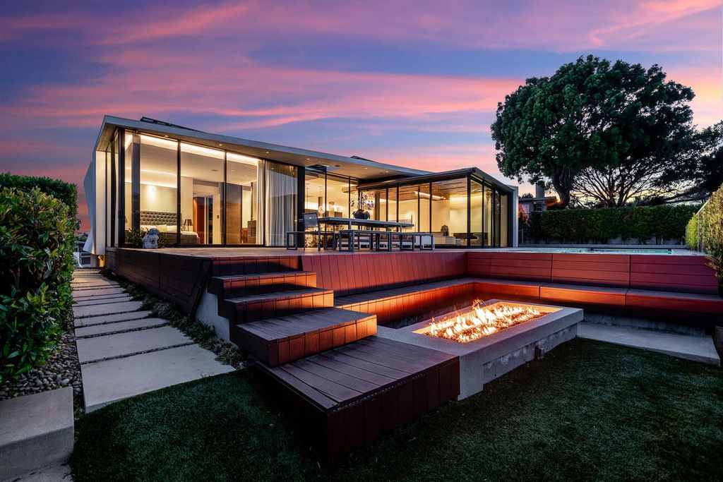 The Home in Pacific Palisades is a masterpiece crafted by renowned architect Stephen Kanner takes full advantage of the breathtaking panoramas now available for sale. This home located at 266 Quadro Vecchio Dr, Pacific Palisades, California
